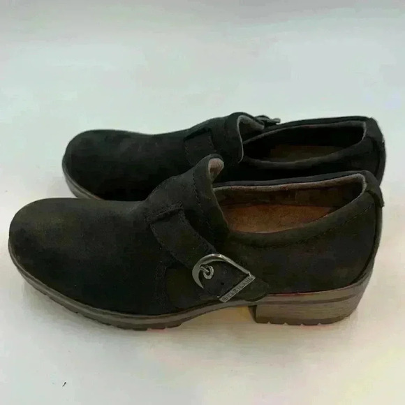 Eastland size 8M black suede shoe with buckle accent - Picture 3 of 8